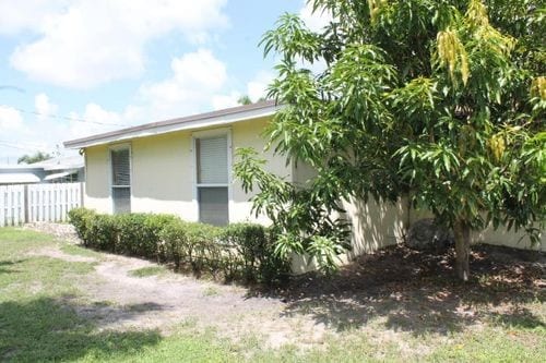 Building Photo - 1042 SW 25th Ave