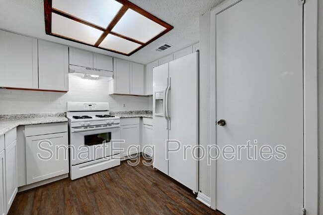 Building Photo - 1612 Broadmoor Dr