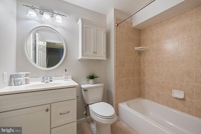 Building Photo - 805 Thicket Ct