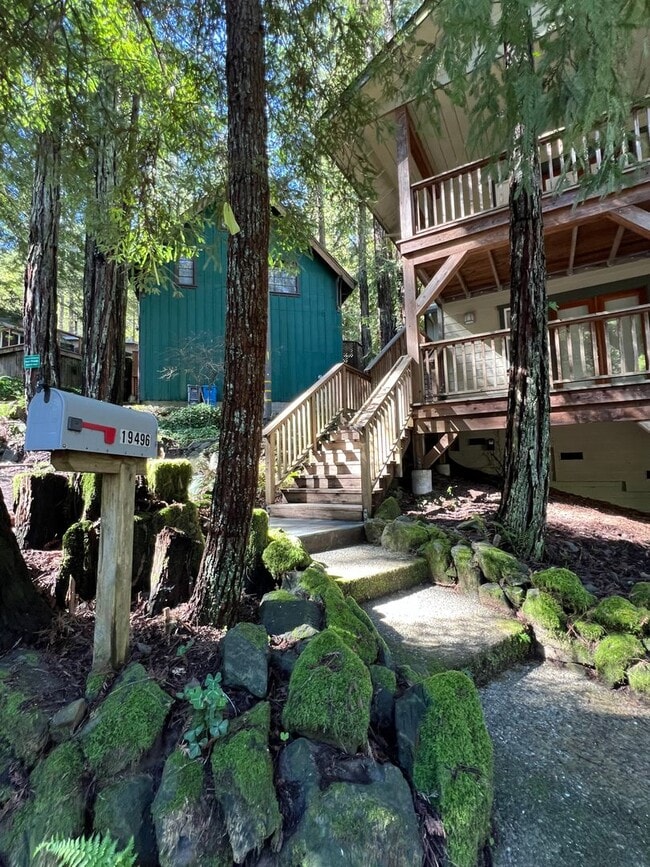 Building Photo - 2,280 Square Foot modern Three bedroom two bath multi  level home, large yard, decks, cathedral c...