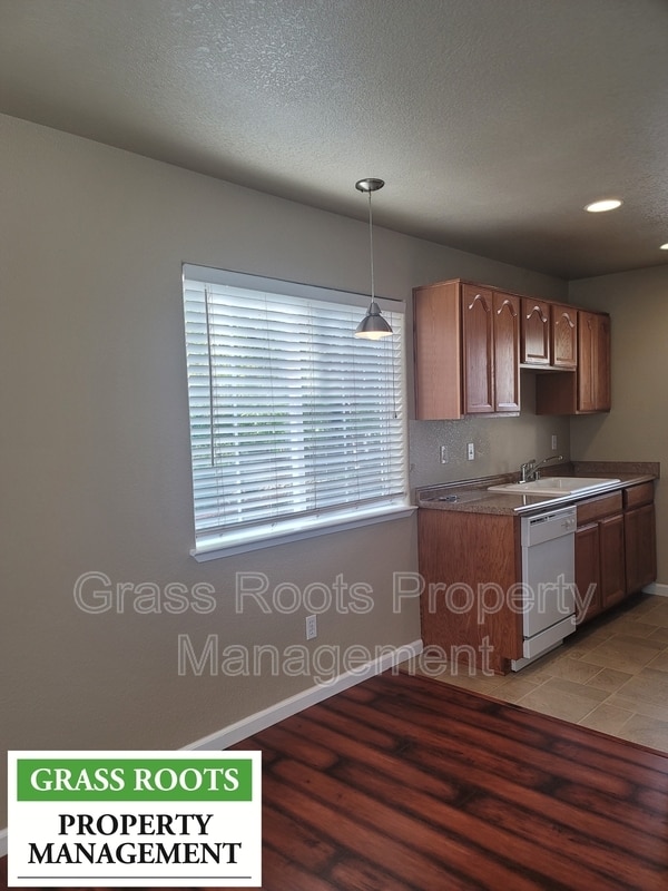 Building Photo - 305 N School St