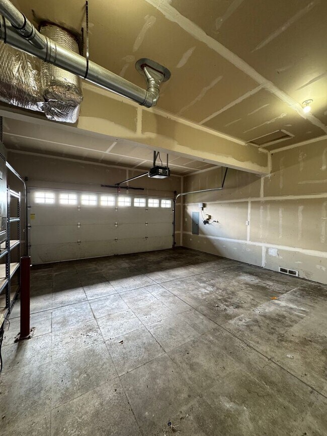 Building Photo - Large 4 Bed Rental in Established Neighbor...