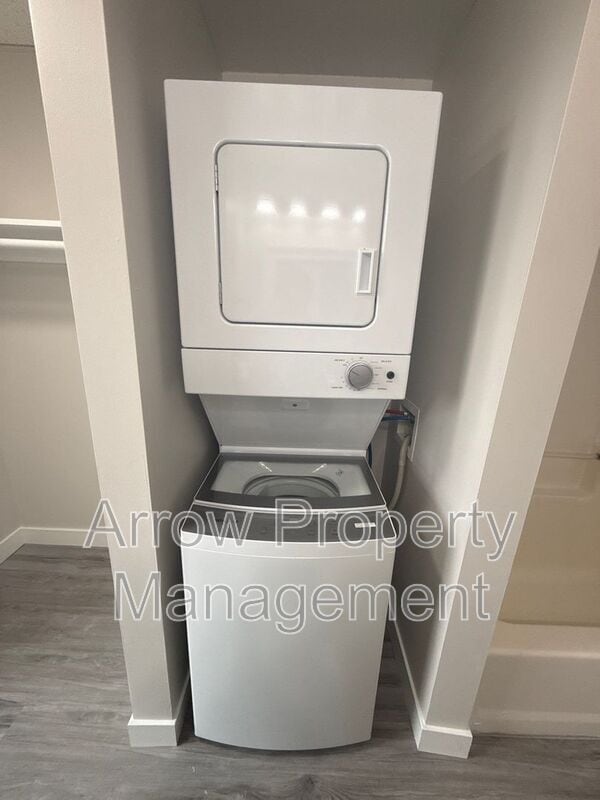 Building Photo - 731 E Crawford St