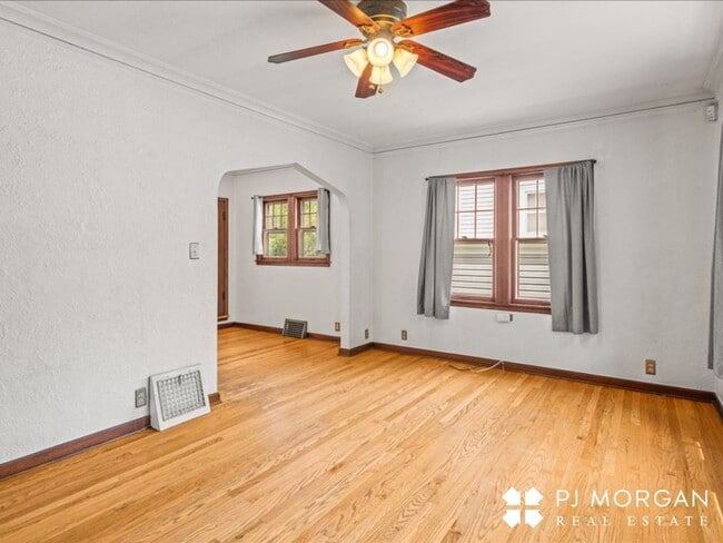 Building Photo - 2 bedroom, 1.5 Bathroom House Available Im...