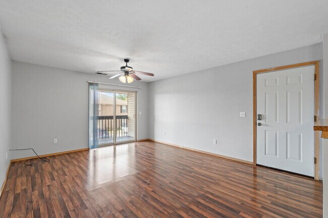 Building Photo - 815 W Warren Ave