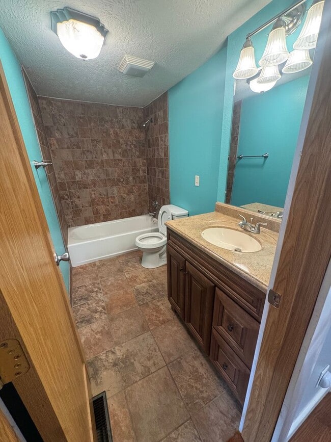 Building Photo - Furnished 3 Bedroom Home in Waynesville, MO!