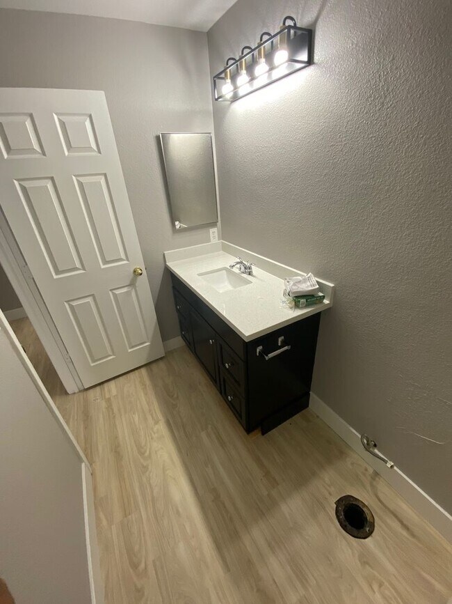 Building Photo - 127 Newburg Ave