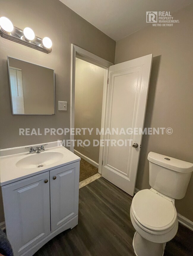 Building Photo - UPDATED TRADITIONAL COLONIAL