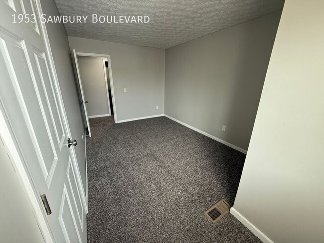 Building Photo - Recently Updated Beautiful Town Home in Wo...