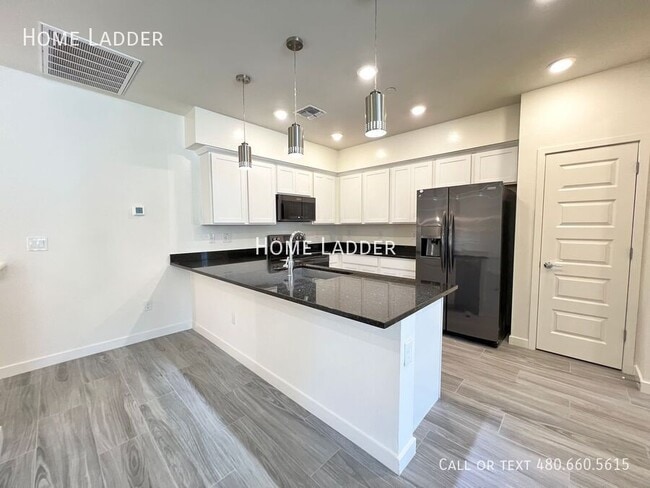 Building Photo - 2722 S Cavalier Dr