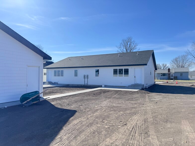 Building Photo - 202 E Plum St