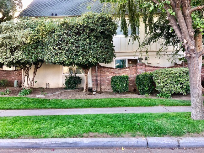 Building Photo - $1,550 Palm & Shaw, 2 Bedroom Condo - N Wi...