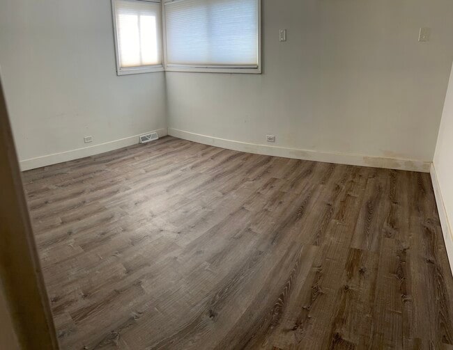 Building Photo - 2200 Old Glenview Rd