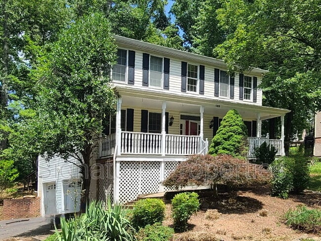 Building Photo - 105 Oakwood Dr