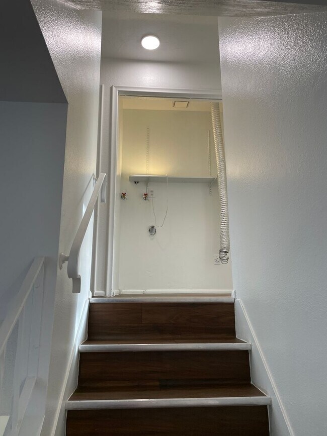 Building Photo - 3-Bedroom 1.5 Bath Twin-Home