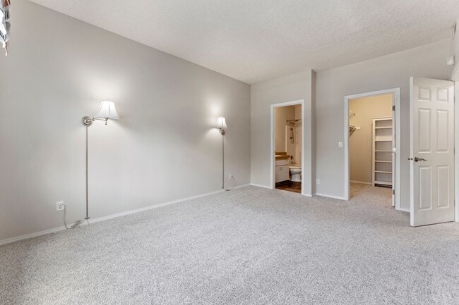 Building Photo - 3-bedroom 2 bath condo with a balcony in s...