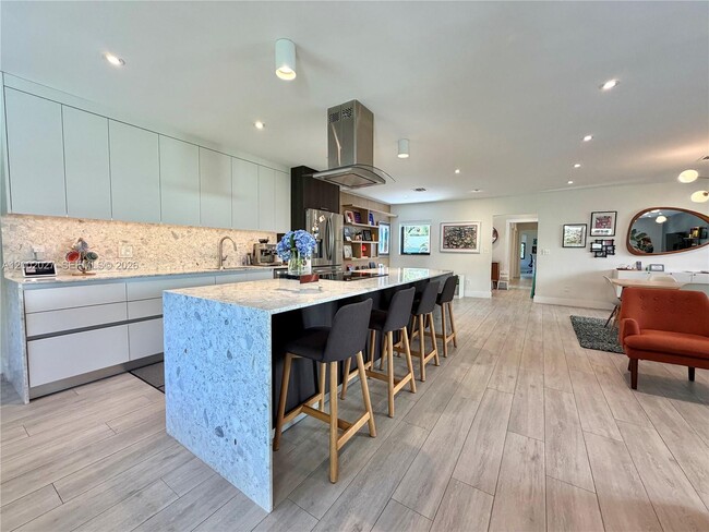 Building Photo - 815 Valencia Ave