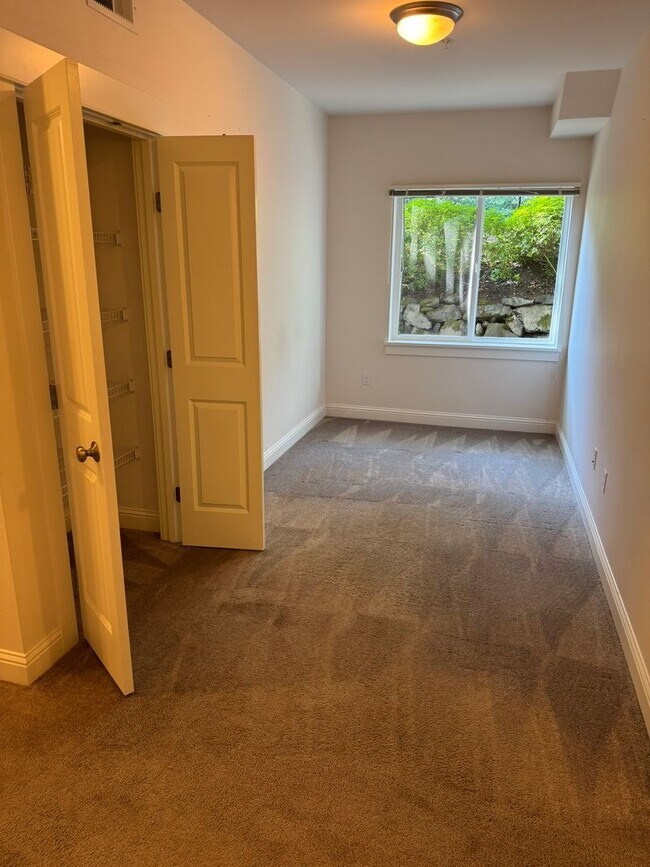 Building Photo - 2bd/1.75ba Issaquah Condo