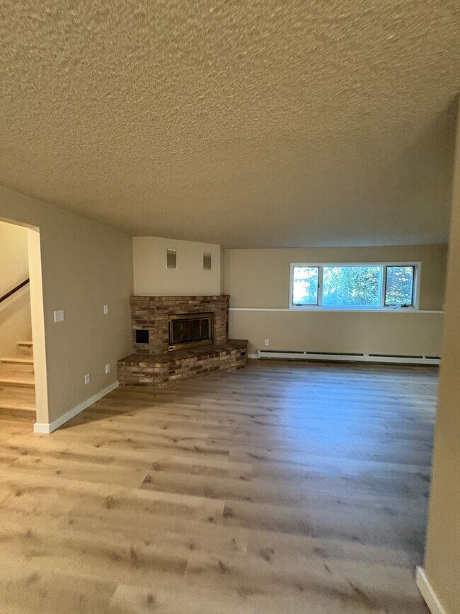Building Photo - 2 Bed 2 bath off Durston Rd- Brand New Flo...