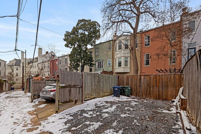 Building Photo - 3 Bed 2.5 Bathroom - Capitol Hill Rowhome - Driveway For Parking