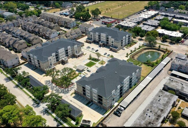 Building Photo - 6804 Westview Dr