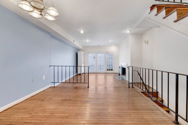 Building Photo - Spacious two-bedroom apartment with a clas...