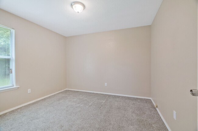 Building Photo - 203 Cain Dr
