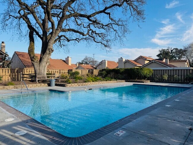 Building Photo - Wonderful, single level townhome w/attached garage available for move-in now!