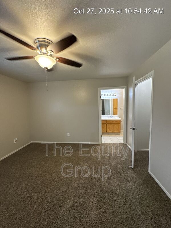 Building Photo - 2752 W Oriole Ave