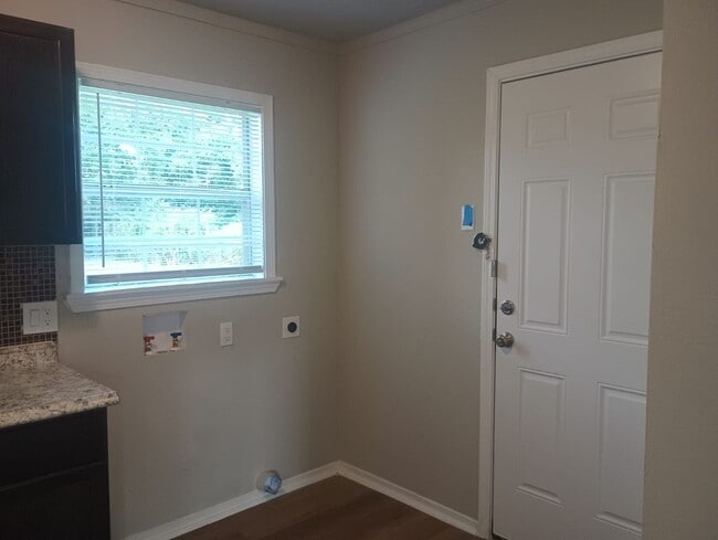 Building Photo - 3 Bedroom - Move in Ready and priced to go!
