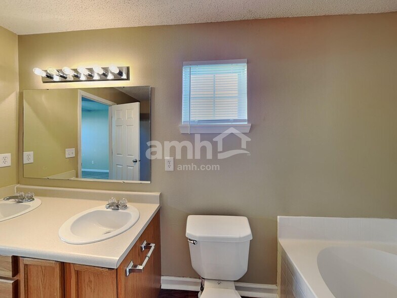 Building Photo - 1438 Dowell St