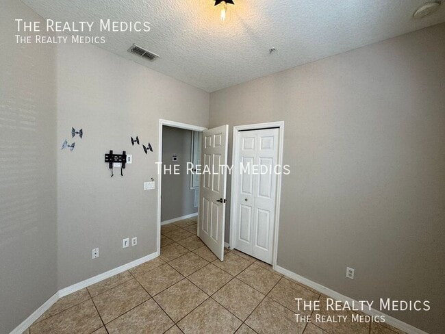 Building Photo - 2854 Oakwater Dr