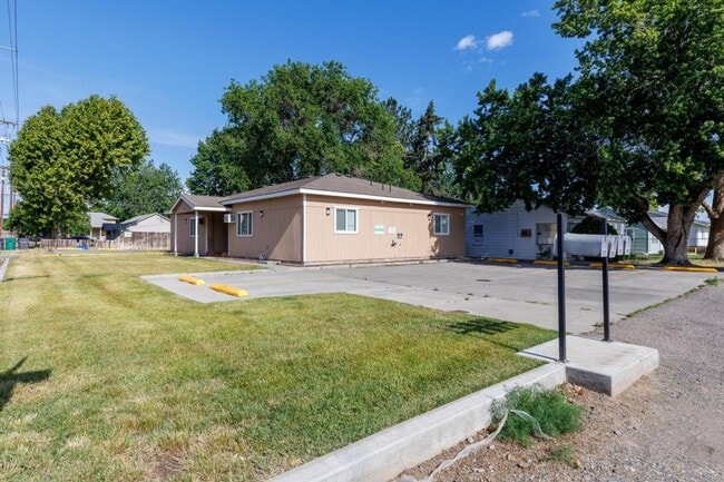 Building Photo - 920 W Entiat Ave