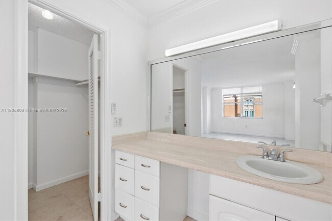 Building Photo - 625 Biltmore Way