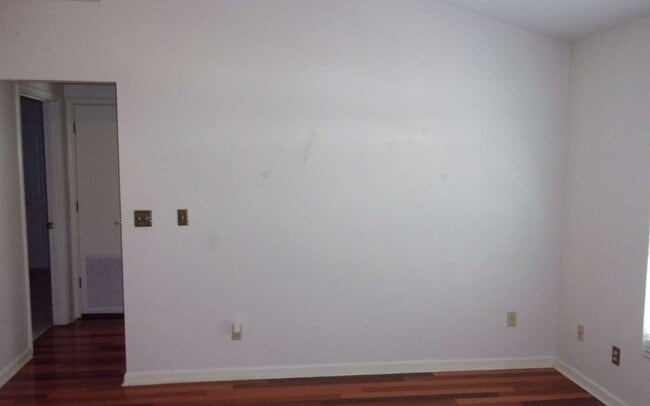 Building Photo - 171 SW Erin Glen
