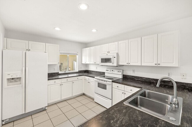 Building Photo - 3 Bed 2 Bath Pool Home