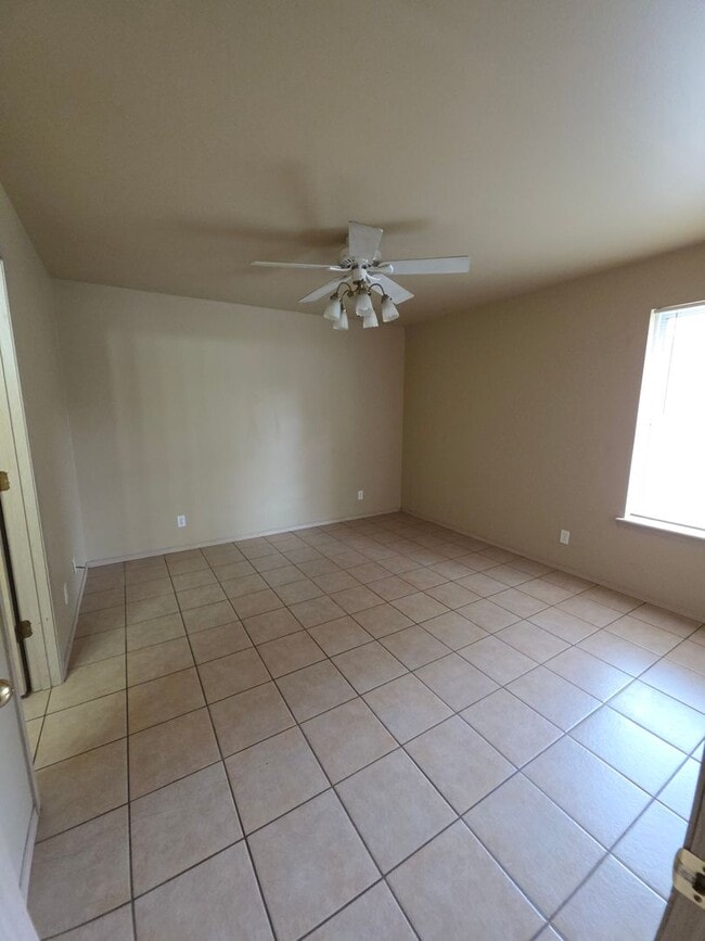 Building Photo - 1002 N Greenwich Ave