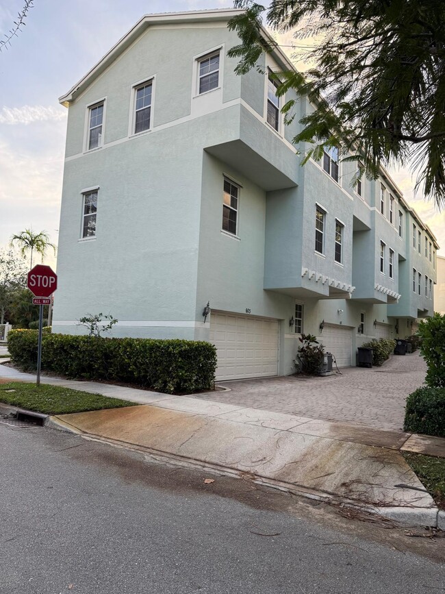 Building Photo - 603 N St