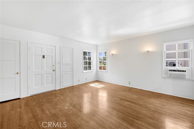 Building Photo - 1367 N Mentor Ave