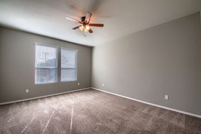 Building Photo - BEAUTIFUL HOME OFFERING 50% OFF 1ST MONTH'S RENT!!