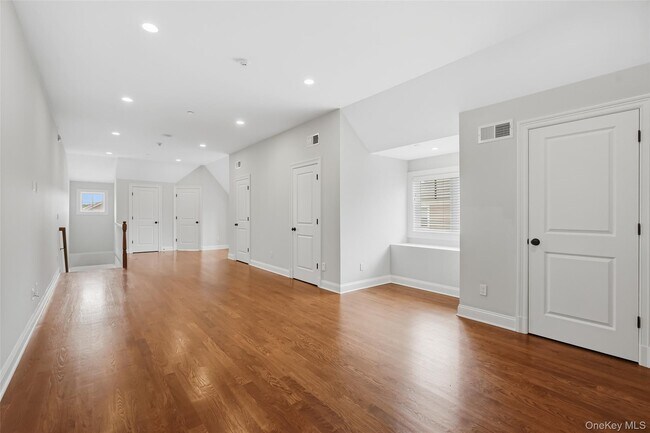Building Photo - 124 Maple Ave