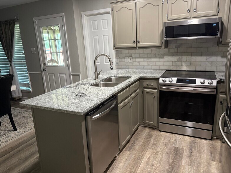 Building Photo - 4005 Sunhill Dr