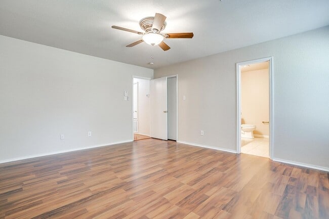 Building Photo - 7940 Meadow View Tr