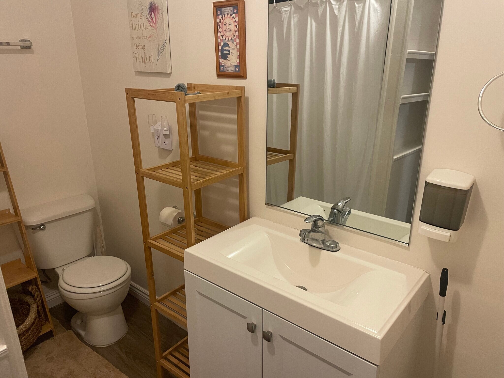 Building Photo - 1109 E 1st St