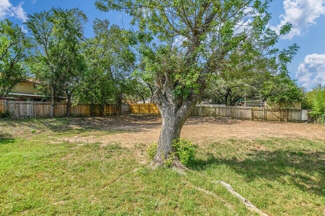 Building Photo - 411 Thelma Dr
