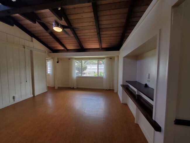 Building Photo - Spacious 2-bedroom, 1-bathroom unit with 1 covered parking stall!