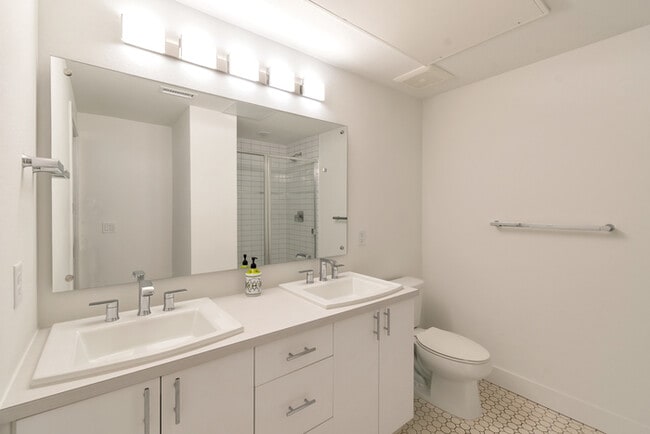 Building Photo - Modern Condo in Englewood with a view!