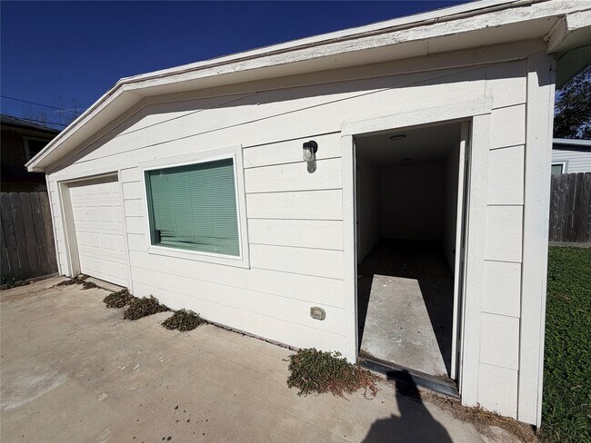 Building Photo - 5105 Oak Ave