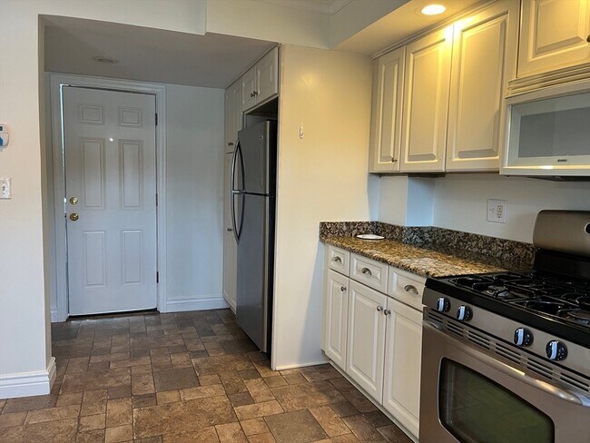 Building Photo - 27 Pleasant St