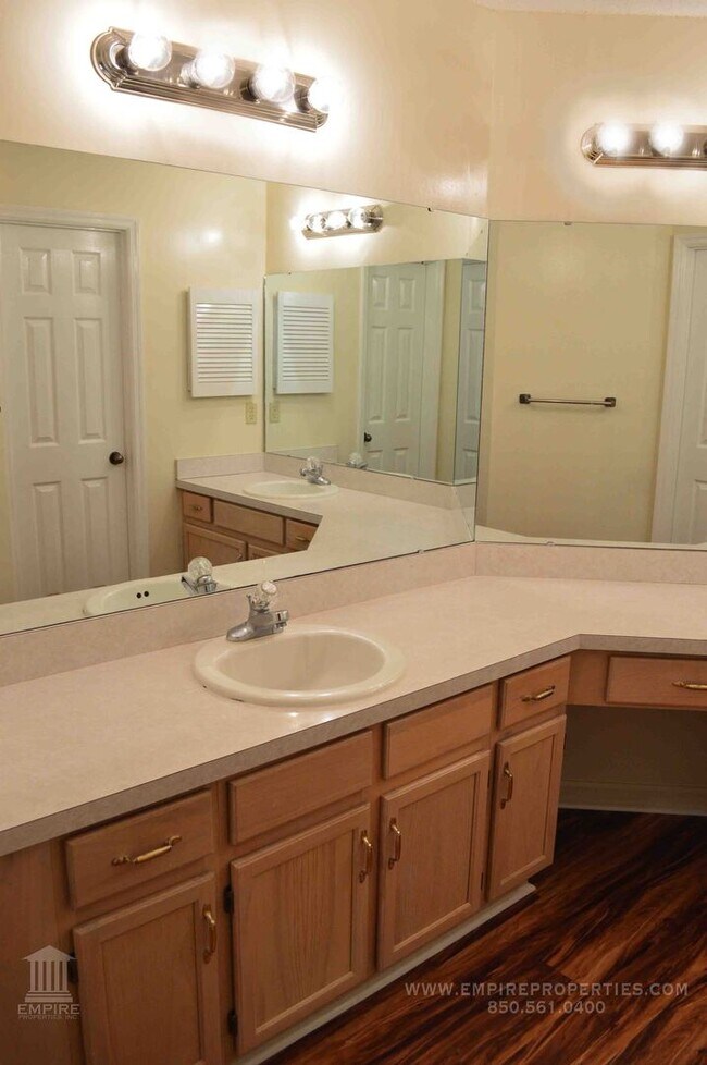 Building Photo - Beautiful townhome nestled in Killearn Acres